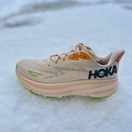 HOKA Clifton 9 dame Shifting Sand/Eggnog